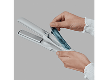 Charger l&#39;image dans la galerie, Mains tenant un lisseur et un réservoir d&#39;eau bleu.
