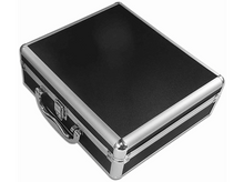 Charger l&#39;image dans la galerie, Une mallette noire avec des bords argentés, une poignée et un fermoir. La mallette est fermée.
