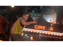 Charger l&#39;image dans la galerie, Un homme en gilet jaune court vers une enseigne &#39;CINE A&#39; éclairée, dans une ville la nuit.
