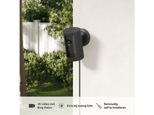 Charger l&#39;image dans la galerie, Une caméra Ring noire est montée sur un mur blanc. Un câble noir descend le long du mur. Le texte dit &quot;Ring Vision&quot;.
