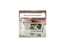 Charger l&#39;image dans la galerie, Un Echo Show affiche une vidéo d&#39;un homme et d&#39;un enfant dans un jardin. Une bulle de dialogue dit : « Alexa, montre-moi le jardin ».
