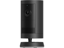 Une caméra de sécurité Ring noire est posée sur une base noire sur fond noir.