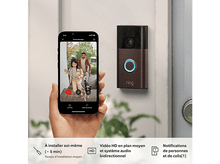 Charger l&#39;image dans la galerie, Personne tenant un téléphone montrant une vidéo d&#39;un homme, femme et chien.
