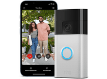 Charger l&#39;image dans la galerie, Un écran de smartphone affichant un appel vidéo. Une caméra de sonnette se trouve à droite.
