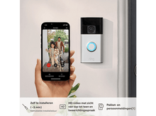 Charger l&#39;image dans la galerie, Personne utilisant la sonnette Ring sur son téléphone. Homme et fille promenant un chien. Fond de mur blanc.
