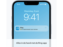 Charger l&#39;image dans la galerie, Écran de téléphone affichant une notification Ring. Texte néerlandais. &#39;Quelqu&#39;un est à la porte&#39;.
