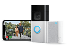 Charger l&#39;image dans la galerie, Système de sécurité Ring avec téléphone montrant un couple, caméra et carillon. Appareils blancs et noirs.
