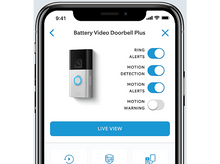 Charger l&#39;image dans la galerie, Un téléphone portable affiche une application de sonnette. L&#39;écran propose des options d&#39;alertes et de vue en direct.
