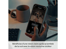 Charger l&#39;image dans la galerie, Une personne tenant un téléphone. L&#39;écran montre la vue d&#39;une caméra de sécurité.
