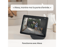 Charger l&#39;image dans la galerie, Affichage intelligent noir montrant un homme avec un colis. Bulle de texte dit: &quot;Alexa, montre-moi la porte.&quot;
