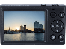 Charger l&#39;image dans la galerie, Un appareil photo noir avec un écran affichant un paysage urbain au coucher du soleil.

