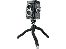 Charger l&#39;image dans la galerie, Appareil photo Rolleiflex vintage sur un trépied flexible, fond blanc. Couleurs noir et argent.

