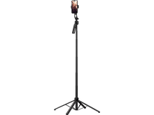 Charger l&#39;image dans la galerie, Un trépied noir avec un smartphone attaché, une personne sur l&#39;écran du téléphone.
