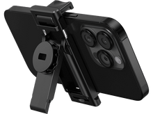 Charger l&#39;image dans la galerie, Téléphone noir dans un support, incliné vers le haut, montrant les caméras arrière.
