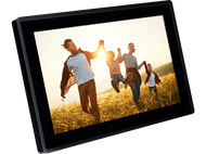 Cadre photo numérique affichant une photo d'une famille courant dans un champ au coucher du soleil.