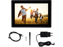 Charger l&#39;image dans la galerie, Une photo de famille sur un cadre photo numérique avec des câbles.
