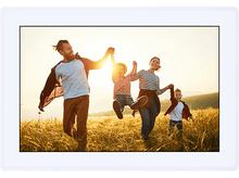 Charger l&#39;image dans la galerie, Un cadre familial avec une photo d&#39;une famille heureuse dans un champ, se tenant la main et courant.
