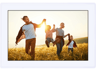 Un cadre familial avec une photo d'une famille heureuse dans un champ, se tenant la main et courant.