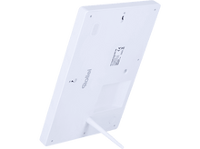 Charger l&#39;image dans la galerie, Cadre photo intelligent WiFi Rollei blanc, incliné. Vue arrière montrant le support, le haut-parleur et les infos sur fond noir.
