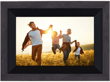 Charger l&#39;image dans la galerie, Photo de famille dans un cadre en bois. Parents courant avec des enfants dans un champ ensoleillé.
