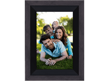 Charger l&#39;image dans la galerie, Famille dans un cadre sur l&#39;herbe. Parents et enfants souriants, dans un cadre sombre.
