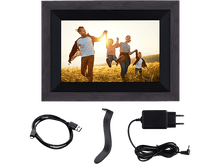 Charger l&#39;image dans la galerie, Cadre photo numérique. Image d&#39;une famille dans un champ. Accessoires : câble, adaptateur, support.
