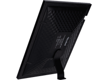 Charger l&#39;image dans la galerie, Arrière d&#39;un cadre photo numérique. Cadre noir, bordure en bois foncé. L&#39;arrière a un support et une surface texturée.
