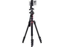 Charger l&#39;image dans la galerie, Trépied noir avec smartphone monté dessus. Accents rouges sur la tête et les pieds. Fond noir uni.
