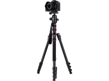 Charger l&#39;image dans la galerie, Un appareil photo monté sur un trépied, sur un fond noir.
