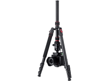 Charger l&#39;image dans la galerie, Trépied avec une caméra montée, sur fond noir.
