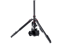 Charger l&#39;image dans la galerie, Une caméra est montée sur un trépied. Le trépied a trois pieds et un poteau central.
