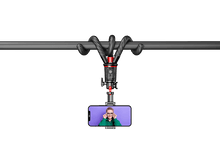 Charger l&#39;image dans la galerie, Support de téléphone flexible, avec un téléphone et une personne portant des lunettes.
