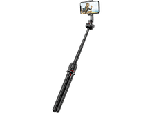 Charger l&#39;image dans la galerie, Une perche à selfie est déployée, tenant un téléphone affichant une personne sur une plage.
