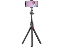 Charger l&#39;image dans la galerie, Smartphone monté sur trépied, femme sur l&#39;écran, sur fond noir.
