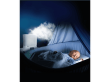 Charger l&#39;image dans la galerie, Un bébé dormant dans un berceau, éclairé par un humidificateur.
