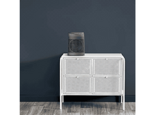 Charger l&#39;image dans la galerie, Un ventilateur gris sur une armoire blanche. L&#39;armoire a quatre tiroirs. Fond bleu foncé.
