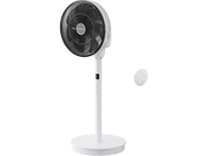 Ventilateur sur pied blanc. Tête circulaire avec pales noires. La base est circulaire. La télécommande est à proximité.