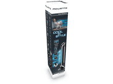 Charger l&#39;image dans la galerie, Une boîte de ventilateur tour haute avec une femme se relaxant à l&#39;arrière-plan. La boîte a des images et du texte.
