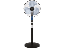 Charger l&#39;image dans la galerie, Un ventilateur sur pied avec des pales bleues et un socle noir sur fond noir.
