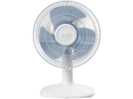 Ventilateur de table blanc avec pales bleues. Socle blanc, fond noir.