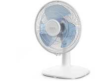 Charger l&#39;image dans la galerie, Ventilateur blanc avec pales bleues. Il a un support et une base circulaire. Fond blanc.
