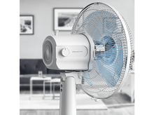 Charger l&#39;image dans la galerie, Ventilateur Rowenta blanc avec pales bleues, dans une pièce.
