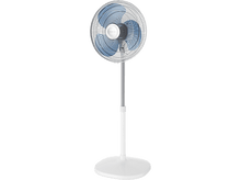 Charger l&#39;image dans la galerie, Un ventilateur sur pied blanc avec des pales bleues. Il est sur fond noir.
