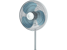 Charger l&#39;image dans la galerie, Ventilateur sur pied avec pales bleues. Cadre métallique, logo blanc au centre.
