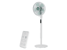 Charger l&#39;image dans la galerie, Ventilateur sur pied blanc avec télécommande. Le ventilateur a un écran numérique. La télécommande a des boutons pour le mode, le silence et l&#39;alimentation.
