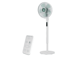 Ventilateur sur pied blanc avec télécommande. Le ventilateur a un écran numérique. La télécommande a des boutons pour le mode, le silence et l