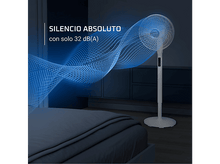 Charger l&#39;image dans la galerie, Un ventilateur blanc dans une chambre avec un lit et du texte, &#39;SILENCIO ABSOLUTO&#39; et &#39;con solo 32 dB(A)&#39;. Effet de flux d&#39;air bleu.
