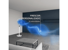 Charger l&#39;image dans la galerie, Un ventilateur blanc dans une pièce moderne. Texte : &#39;Frescor Personalizado, 16 velocidades&#39;. Effet de flux d&#39;air bleu.
