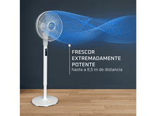 Charger l&#39;image dans la galerie, Un ventilateur sur pied blanc avec un graphique de flux d&#39;air bleu. Le texte indique &#39;FRESOR EXTREMADAMENTE POTENTE&#39; et &#39;hasta a 8,5 m de distancia&#39;.
