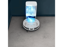 Charger l&#39;image dans la galerie, Aspirateur robot sur un sol gris. Montre l&#39;aspirateur et sa station de charge et de nettoyage. Lumières bleues.
